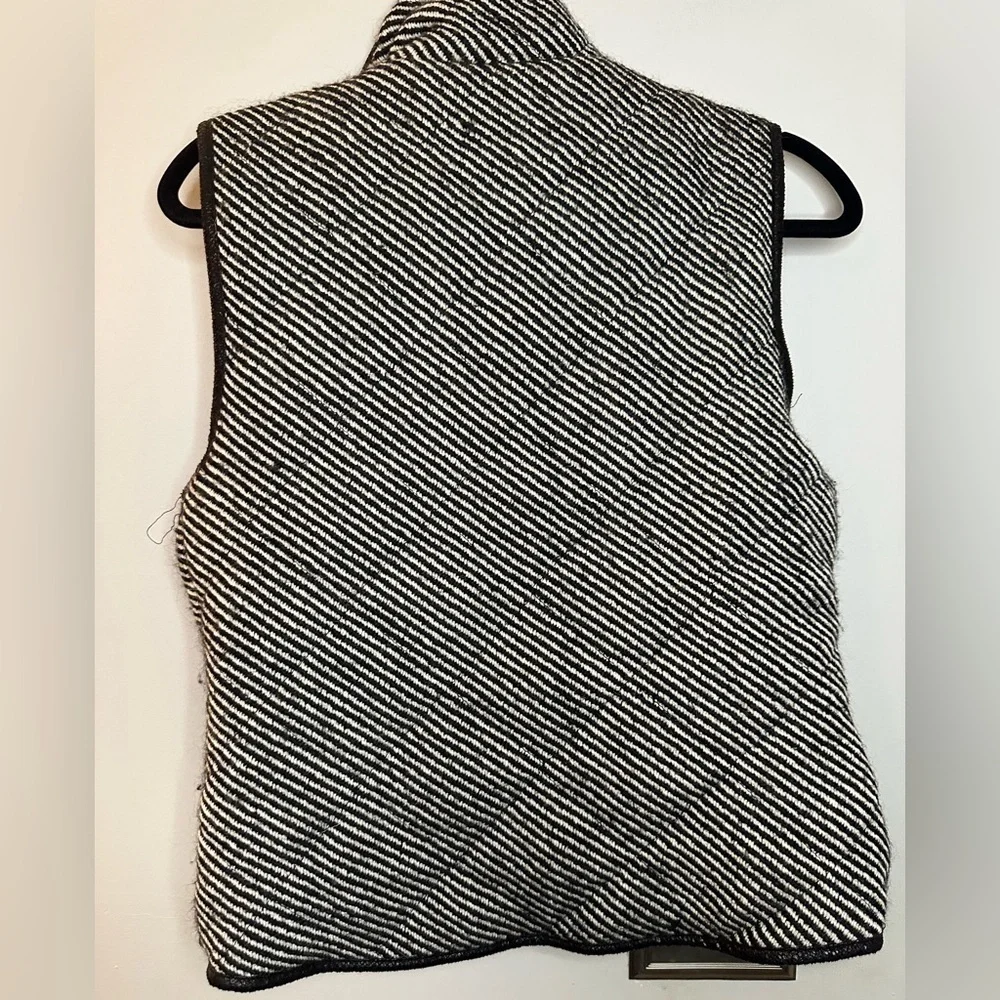 Peach Love California Black and White Vest - Picture 5 of 7